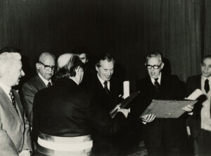 1981_02_22 I maestri Roman Vlad e Goffredo Petrassi nominati cittadini onorari aquilani inv 5704 vol 6.tif