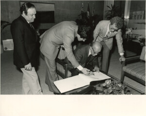 1982_05 Toronto, Consolato d'Italia - delegazione della Società dei Concerti e Mayor Arthur C. Eggleton ann NN inv 1110 vol 6.tif