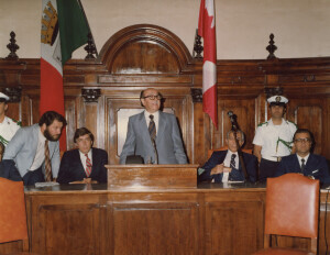 1982_08_21 Musicarchitettura Canada '82 - Il Sindaco dell'Aquila Tullio De Rubeis e le autorità civili e militari salutano le autorità canadesi ann NN inv 1149 vol 6.tif