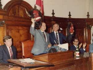 1982_08_21 Musicarchitettura Canada '82 - Il Sindaco dell'Aquila Tullio De Rubeis e le autorità civili e militari salutano le autorità canadesi ann NN inv 1154 vol 6.tif