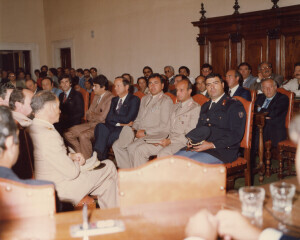 1982_08_21 Musicarchitettura Canada '82 - Il Sindaco dell'Aquila Tullio De Rubeis e le autorità civili e militari salutano le autorità canadesi ann NN inv 1156 vol 6.tif