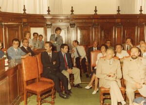 1982_08_21 Musicarchitettura Canada '82 - Il Sindaco dell'Aquila Tullio De Rubeis e le autorità civili e militari salutano le autorità canadesi ann NN inv 1159 vol 6.tif