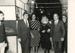 1982_08_22 Musicarchitettura Canada '82 - Inaugurazione delle Mostre Canadesi, Castello - la Sig.ra Flemming e il Ministro Romeo Ricciuti ann 1466 inv 1213 vol 7.tif