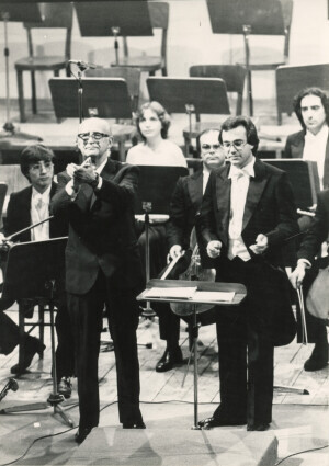 1982_09_11 Musicarchitettura '82 - Orchestra Sinfonica Abruzzese; Shauna Rolston, violoncello; in foto il Direttore Ermanno Florio con Nino Carloni - ann 1496 inv 1413 vol 8.tif