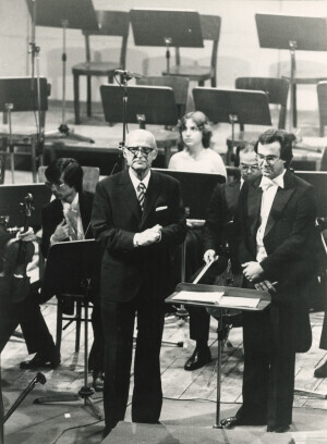 1982_09_11 Musicarchitettura '82 - Orchestra Sinfonica Abruzzese; Shauna Rolston, violoncello; in foto il Direttore Ermanno Florio con Nino Carloni - ann 1496 inv 1422 vol 8.tif