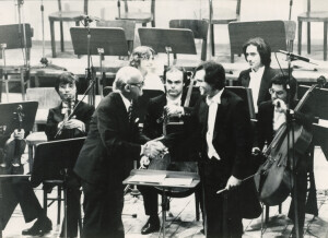 1982_09_11 Musicarchitettura '82 - Orchestra Sinfonica Abruzzese; Shauna Rolston, violoncello; in foto il Direttore Ermanno Florio con Nino Carloni - ann 1496 inv 5663 vol 8.tif