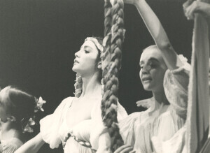 1982_10_17 Compagnia 'Danza Prospettiva' di Vittorio Biagi - Omaggio a Strawinskij; Gloria Brandani in 'Le Nozze' ann 1498 inv 1069 vol 8.tif