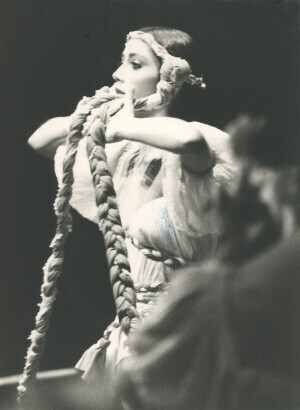 1982_10_17 Compagnia 'Danza Prospettiva' di Vittorio Biagi - Omaggio a Strawinskij; Gloria Brandani in 'Le Nozze' ann 1498 inv 1070 vol 8.tif