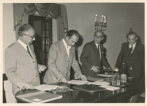 1970_10_07 Una riunione al foyer della Società dei Concerti; tra gli altri Nino Carloni, Battaglia, Barattelli, sindaco De Rubeis, A. Neri ann NN inv 212 vol 2.tif