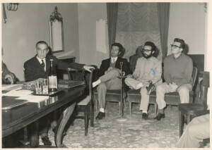 1970_10_07 Una riunione al foyer della Società dei Concerti; tra gli altri Nino Carloni, Battaglia, Barattelli, sindaco De Rubeis, A. Neri ann NN inv 215 vol 2.tif