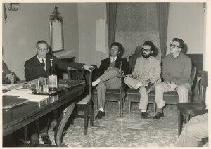 1970_10_07 Una riunione al foyer della Società dei Concerti; tra gli altri Nino Carloni, Battaglia, Barattelli, sindaco De Rubeis, A. Neri ann NN inv 216 vol 2.tif