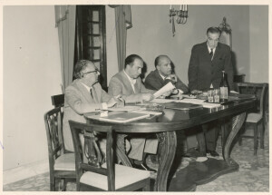 1970_10_07 Una riunione al foyer della Società dei Concerti; tra gli altri Nino Carloni, Battaglia, Barattelli, sindaco De Rubeis, A. Neri ann NN inv 221 vol 2.tif