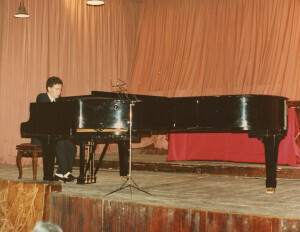 1984_05_27 Giornate Petrassiane - Concerto di allievi e musicisti aquilani in onore del maestro e tavola rotonda - in foto Franco Giallonardo, pianoforte ann 1728 inv 2008 vol 11.tif