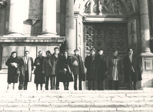 1984_07 Musicarchitettura '84 - Foto di gruppo dei dirigenti della Barattelli con ospiti tedeschi davanti la basilica di S. Bernardino ann NN inv 2219 vol 12.tif
