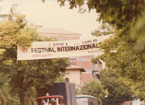 1984_07 Musicarchitettura '84 - Striscione che pubblicizza il festival ann NN inv 2216 vol 12.tif