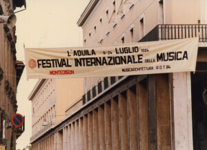 1984_07 Musicarchitettura '84 - Striscione che pubblicizza il festival ann NN inv 2217 vol 12.tif
