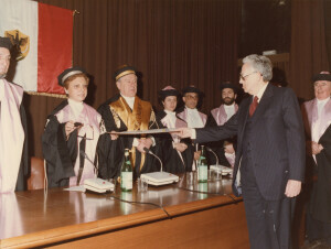 1985_03_13 Conferimento Laurea Honoris Causa al Maestro Goffredo Petrassi - Aula Magna dell'Università degli Studi dell'Aquila ann NN inv 2239 vol 13.tif