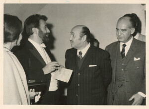 1971_01_24 Gruppo strumentale Komorni Harmonie diretto da Paul Angerer; nei camerini il Maestro con Carloni, De Rubeis e altri ann 712 inv 266 vol 2.tif