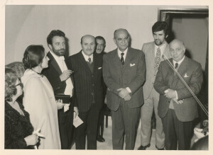 1971_01_24 Gruppo strumentale Komorni Harmonie diretto da Paul Angerer; nei camerini il Maestro con Carloni, De Rubeis e altri ann 712 inv 273 vol 2.tif