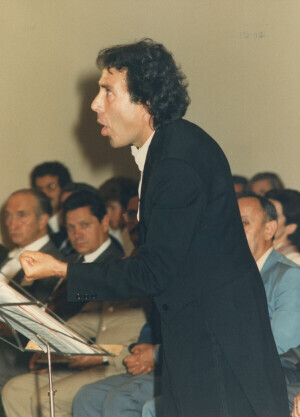 1986_09_30 Presentazione della 41esima stagione - Sala Michetti della Regione Abruzzo - esibizione di un complesso corale  inv 2417 vol 14.tif