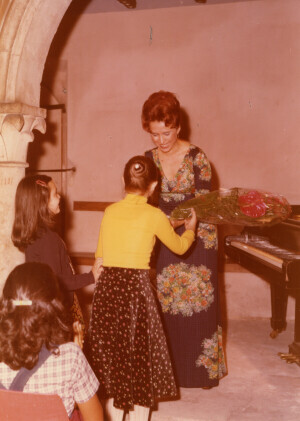 1976_07_31 Maja Samargieva al cortile di Palazzo Notarnanni ann 966 inv 554 vol 4.tif