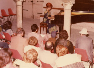 1976_07_31 Maja Samargieva al cortile di Palazzo Notarnanni ann 966 inv 558 vol 4.tif