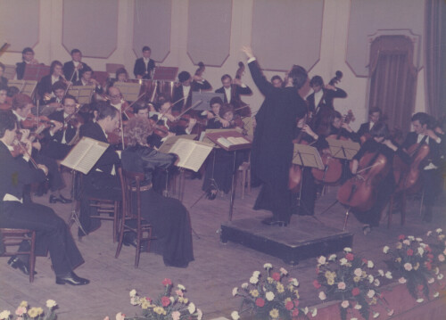 1975_11_07 Orchestra Sinfonica Abruzzese - Gianluigi Gelmetti, direzione; Ornella Puliti Santoliquido, pianoforte