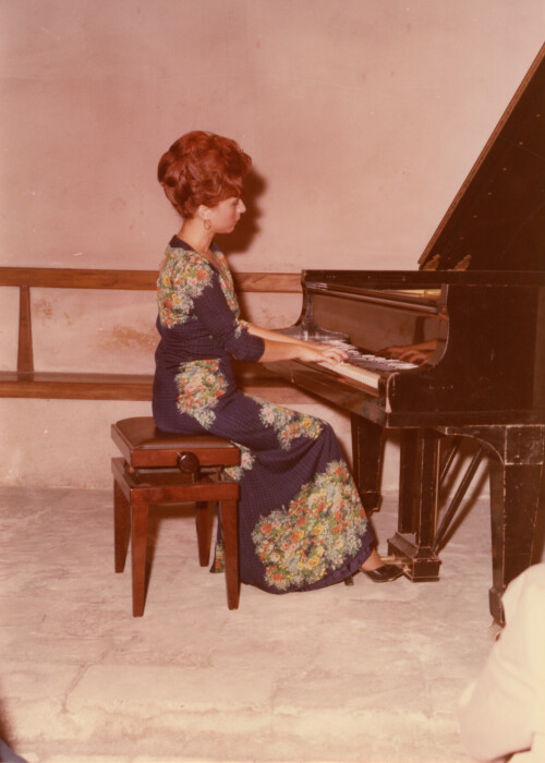 1976_07_31 Maja Samargieva al cortile di Palazzo Notarnanni